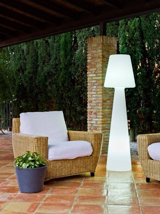 Staande buitenlamp Lola van wit kunststof 165 cm hoog Staande buitenlamp Lola van wit kunststof 165 cm hoog